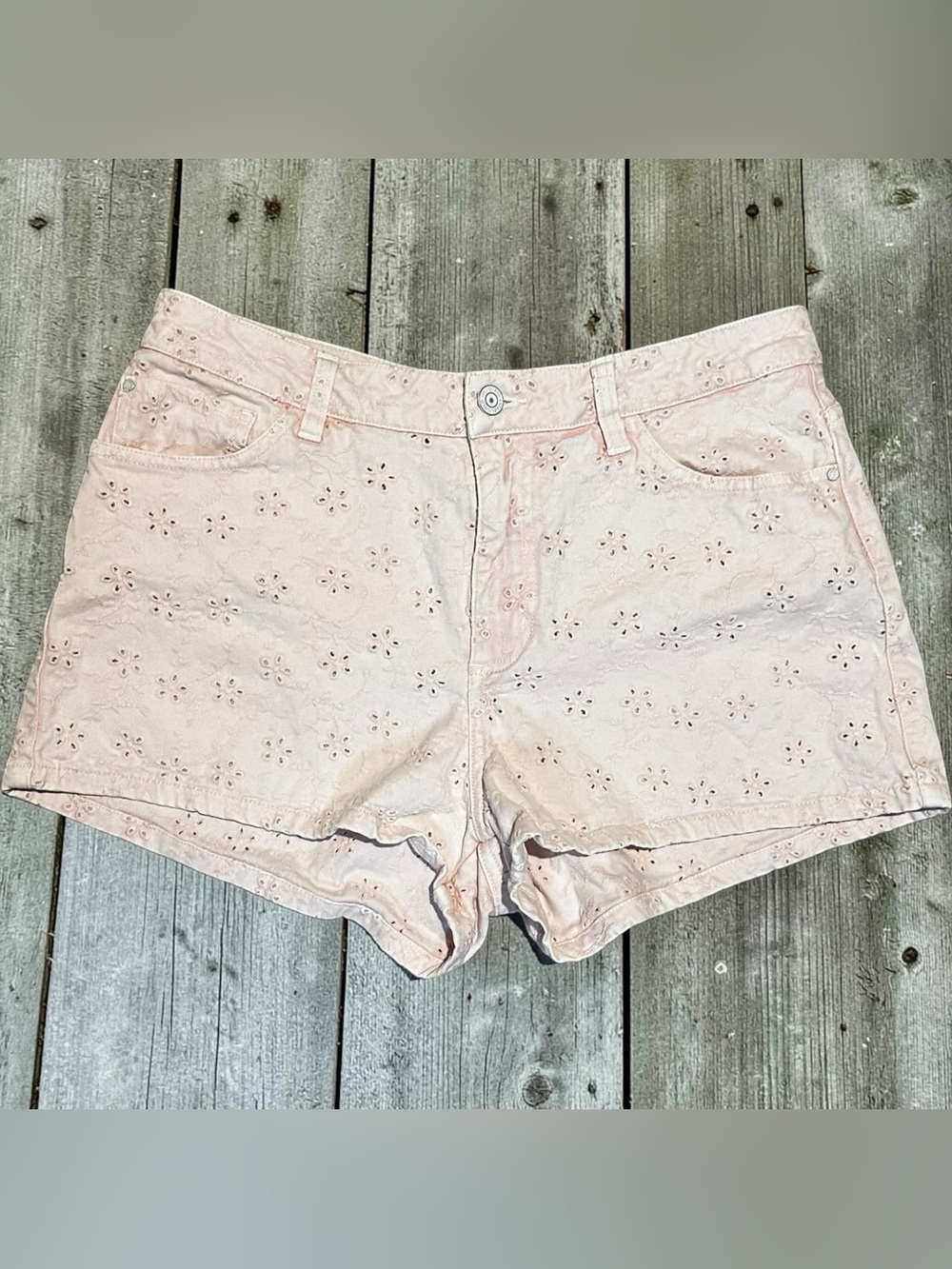 GUESS Claudia High Rise Eyelet Denim Shorts Pink Floral Embroidered Size 29